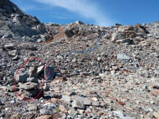 l'ometto che ho composto alla base dei canali; arancione salita, blu discesa.