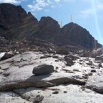 l'intaglio da raggiungere e la salita verso l'anticima