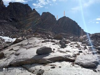 l'intaglio da raggiungere e la salita verso l'anticima