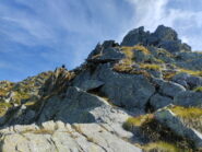 Passaggio sopra la pietra in orizzontale al centro della foto