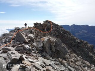 cresta per la cima col saltino di roccia da evitare