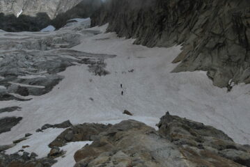 L’attacco del ghiacciaio per le Gd Jorasses, con due discesisti in arrivo