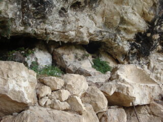 Grotta Prevelosa (con al centro la poltrona scavata nella roccia)