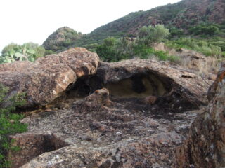 Domus de Janas salendo al Ferru