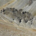 La cresta con il sentiero alternativo e la mulattiera in basso