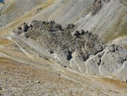 La cresta con il sentiero alternativo e la mulattiera in basso