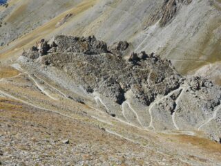 La cresta con il sentiero alternativo e la mulattiera in basso