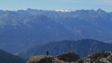 Dalla punta sguardo sull'anticima e sullo sfondo Tersiva e Granpa