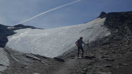 Sotto al ghiacciaio, sullo sfondo il torrione della punta