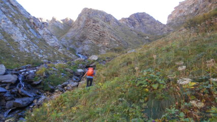 Il ripido canale che supera il primo risalto del vallone