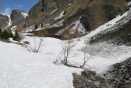 Il torrente ancora sommerso da neve e frane