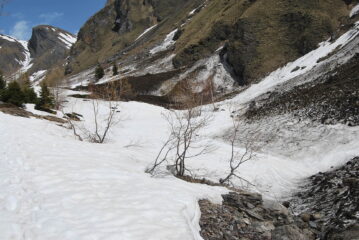 Il torrente ancora sommerso da neve e frane