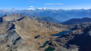 Il bel colpo d'occhio sui laghi del vallone di Champdepraz. Sullo sfondo Cervino e Rosa