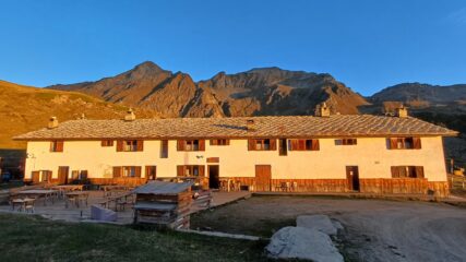Il rifugio (sullo sfondo al centro la cima)