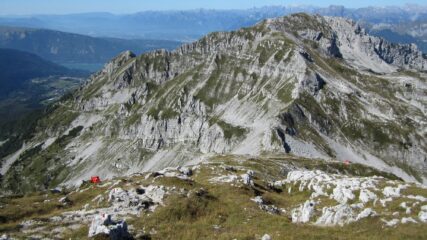 La salita a Cima Lastè (in basso a DX il bivacco)