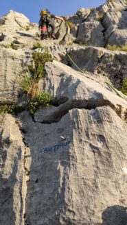 scritta Cristaux alla base della via