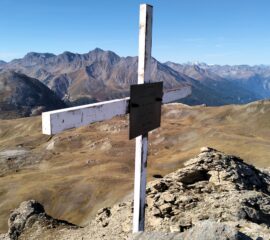  Passiamo alla visibile croce posta all'inizio della cresta. 