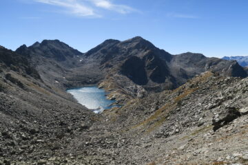 salendo alla Pouegnenta, sullo sfondo al centro le 2 punte del Colmet