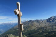 la croce della Pouegnenta, sullo sfondo Emilius, Grivola e Gran Paradiso