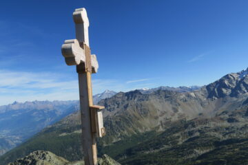 la croce della Pouegnenta, sullo sfondo Emilius, Grivola e Gran Paradiso