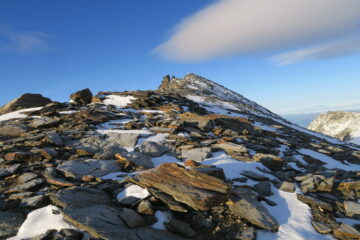 la cima con le prime nuvole in arrivo