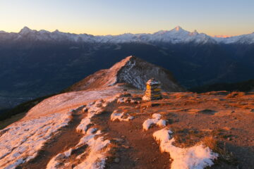 in basso la Punta di Metz, sullo sfondo dall'Emilius alla Grivola
