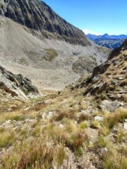 Il ripido canale di discesa situato a destra faccia a monte della via di destra (quella coi gradi + bassi). Abbiam preferito questa discesa perché nel canale tra le 2 vie sembravano esservi molte pietre mobili. 