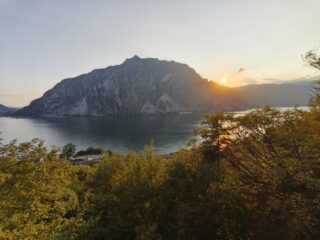 Vista verso l'altra sponda del lago