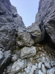 Tratto coi resti del bivacco (III, pochi metri)
