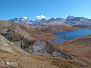 Sopra il lago Rosset, panorama sul Gran Paradiso e sulle vette vicine.
