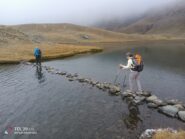 Camminando verso l'isolotto (con la speranza che in questo pomeriggio nebbioso non si palesi il mostro di Lochness).