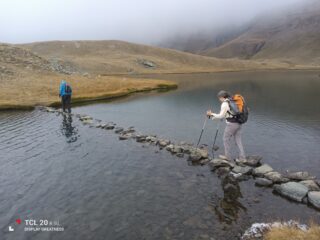 Camminando verso l'isolotto (con la speranza che in questo pomeriggio nebbioso non si palesi il mostro di Lochness).