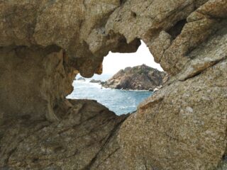 Buco nella scogliera 