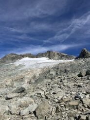 In vista del ghiacciaio e della cima