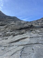 Si sale direttamente per le rocce montonate