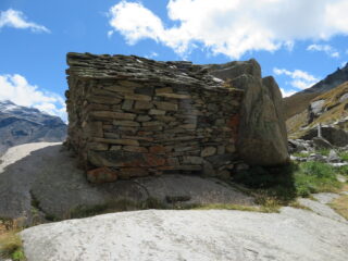 caratteristica baita pietra/rocce agli alpeggi Meyes damon