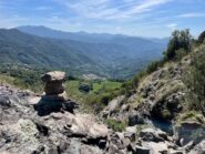 Uno dei molti ometti di cui è costellata la via