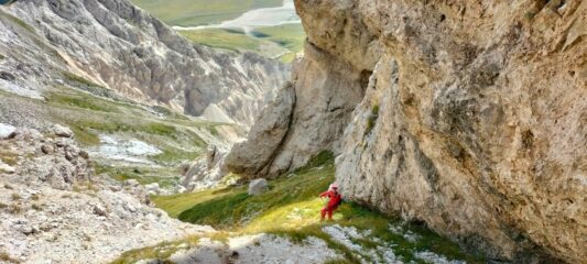Discesa per il sentiero basso in traverso, in ambiente spettacolare