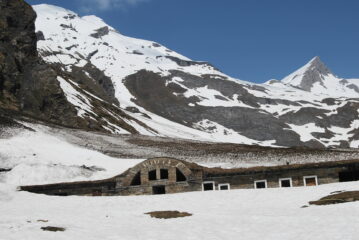 L’arrivo a Les Ecules. Sullo sfondo Grande Rochere e Aig. Bonalex