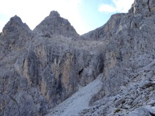 L'attacco della Ferrata con due escursionisti in salita.