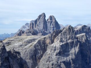 Le Tre Cime viste dal colletto sopra il pianoro.