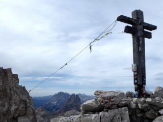 Croce di vetta con Tre Cime e Cristallo sullo sfondo.