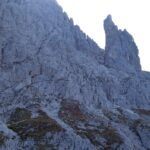 La Ferrata del Castelliere inizia al colletto a sinistra della guglia.