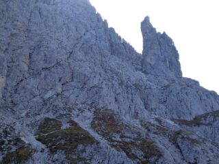 La Ferrata del Castelliere inizia al colletto a sinistra della guglia.