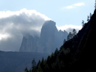 Le Tr Cime, col pennacchio, viste dall'mbocco della Valle della Rienza.