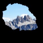 Spettacolare visione della Croda da Lago dall'interno della Galleria.