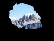 Spettacolare visione della Croda da Lago dall'interno della Galleria.