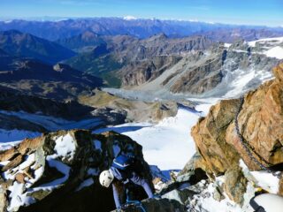 L'inizio della disarrampicata, con Gran Paradiso e Monviso sullo sfondo