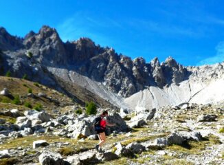 In salita si notano i profondi solchi delle piogge sotto la cresta del Peroni