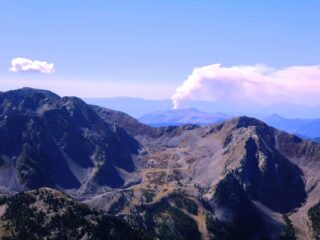 Incendio sulle montagne francesi